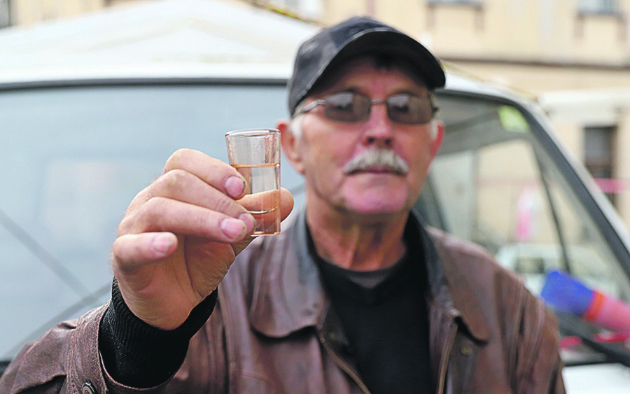 EKSKLUZIVNO Otac Rade Manojlović ugostio ekipu Alo! na pijaci, pa otkrio sve detalje života, progovorio o ćerki i zaradi! (VIDEO)