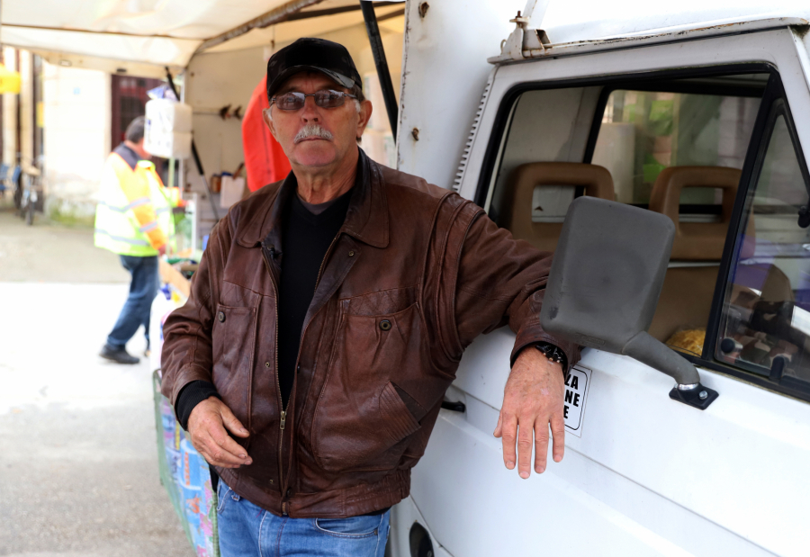 EKSKLUZIVNO Otac Rade Manojlović ugostio ekipu Alo! na pijaci, pa otkrio sve detalje života, progovorio o ćerki i zaradi! (VIDEO)