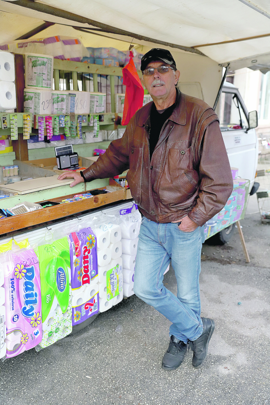 EKSKLUZIVNO Otac Rade Manojlović ugostio ekipu Alo! na pijaci, pa otkrio sve detalje života, progovorio o ćerki i zaradi! (VIDEO)