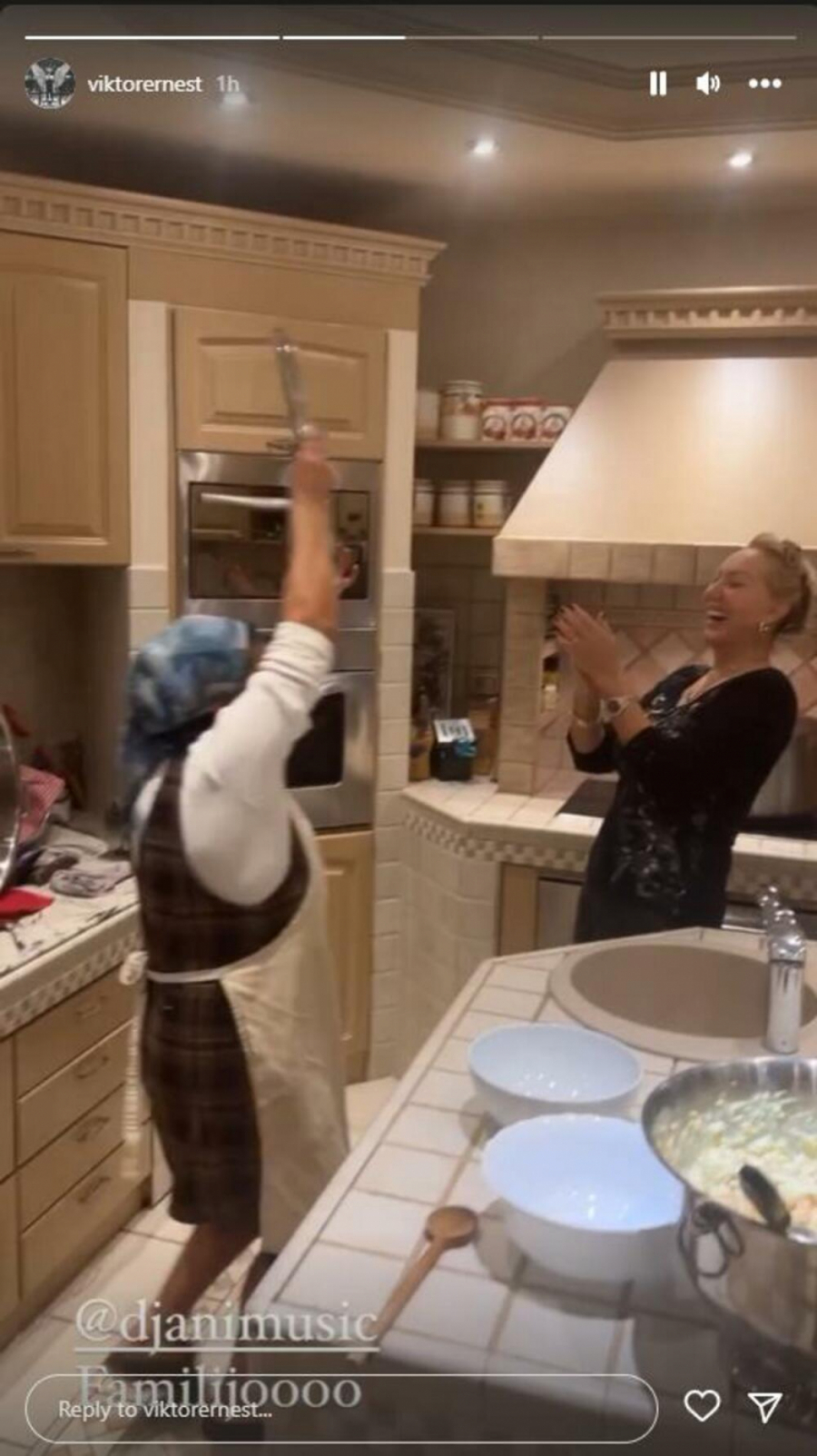 HIT SNIMAK Lepa Brena zaigrala sa kućnom pomoćnicom, ovako ona sprema slavu (FOTO/VIDEO)