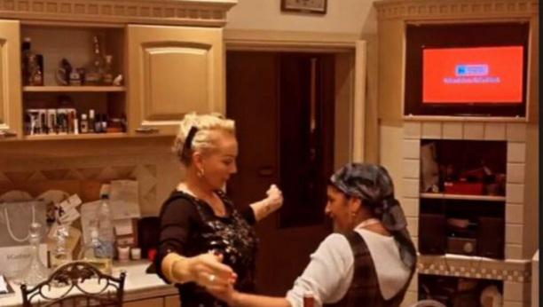 HIT SNIMAK Lepa Brena zaigrala sa kućnom pomoćnicom, ovako ona sprema slavu (FOTO/VIDEO)