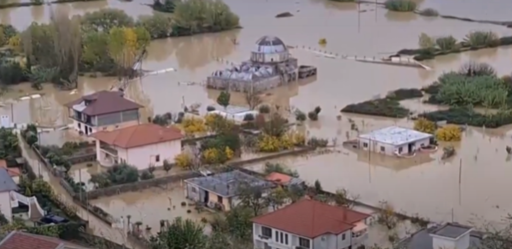 UŽAS U ALBANIJI Reka odnela oca i sina, gradovi i putevi pod vodom (VIDEO)