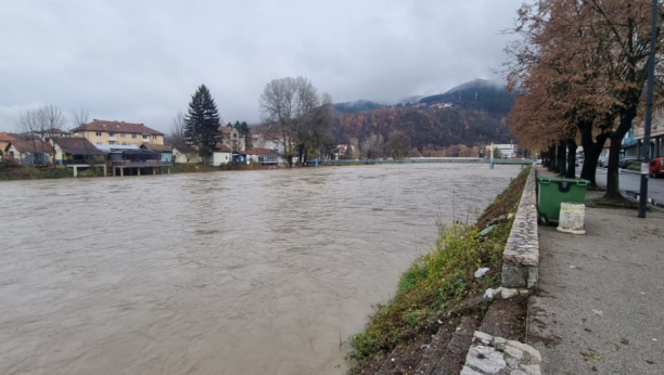 ALARMANTNO! Reka Lim i dalje raste iz sata u sat, preti da poplavi i magistralni put ka Crnoj Gori (FOTO)