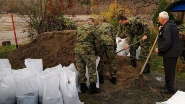 RAČUNAJTE NA NAS Vojnici pomažu narodu da se izbori sa poplavama, ministar Vučević objavio fotografije (FOTO)