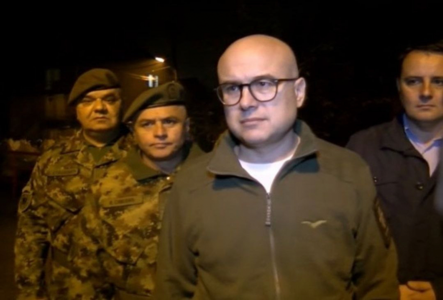 RAČUNAJTE NA NAS Vojnici pomažu narodu da se izbori sa poplavama, ministar Vučević objavio fotografije (FOTO)