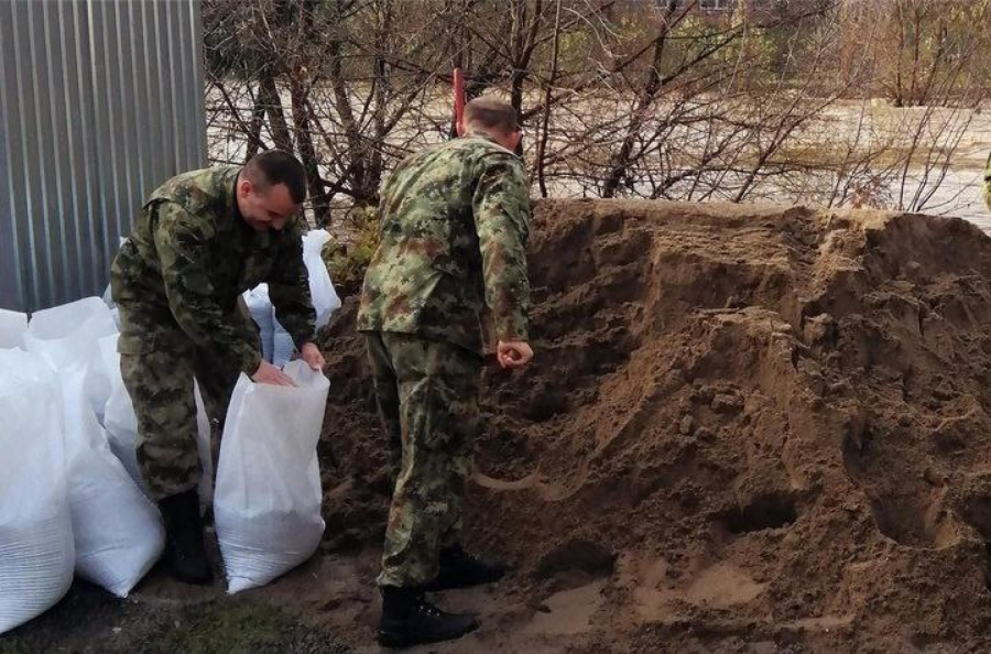 RAČUNAJTE NA NAS Vojnici pomažu narodu da se izbori sa poplavama, ministar Vučević objavio fotografije (FOTO)
