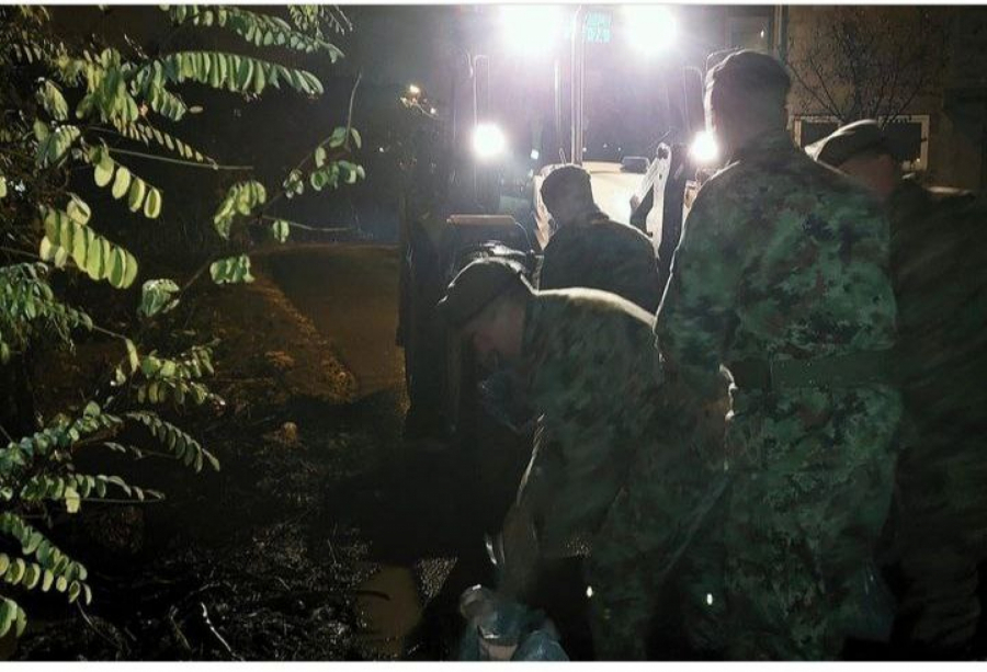RAČUNAJTE NA NAS Vojnici pomažu narodu da se izbori sa poplavama, ministar Vučević objavio fotografije (FOTO)