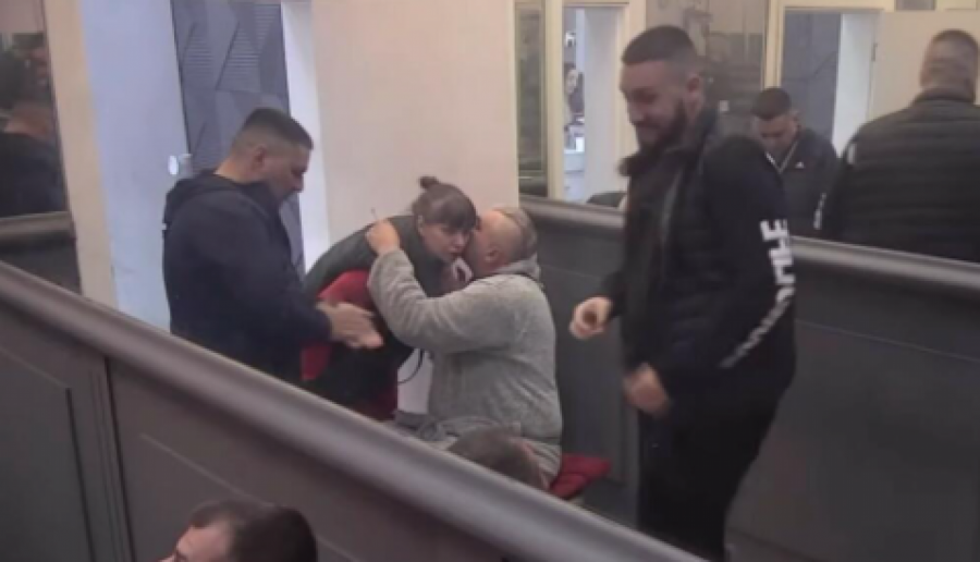 KAD SI ME ZAGRLIO, SHVATILA SAM Miljana Kulić se rasplakala zbog Zole, njemu proradile emocije, a Bebica gleda i ćuti