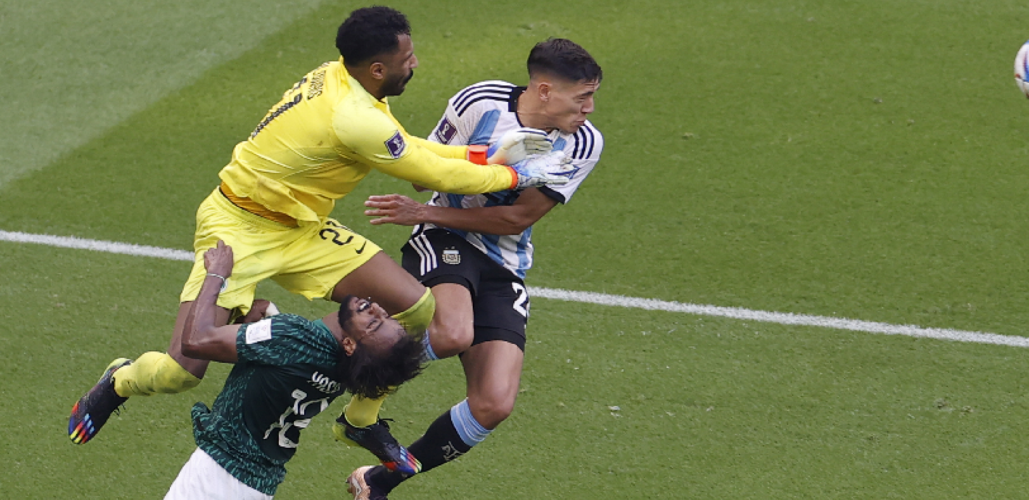 SVE JE STALO NA TREN Golman uništio svog igrača, razneo ga je kolenom - drama na terenu (UZNEMIRUJUĆI VIDEO)