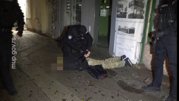 OTVARAJ VRATA, LEZI DOLE! Ovako je policija uhapsila osam članova narko-klana u Nišu i zaplenila 80 kilograma droge! (FOTO/VIDEO)