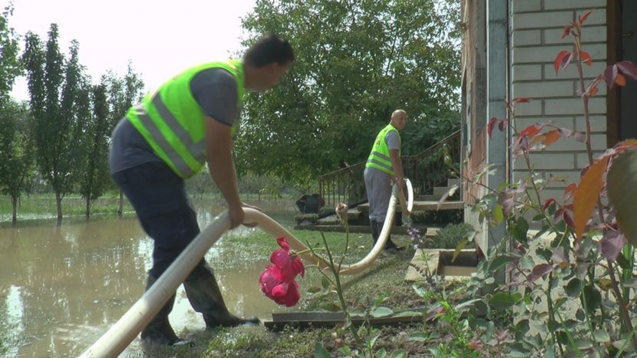 DVE KUĆE SU NAM POPLAVLJENE Meštani područja u Prijepolju izvlače vodu iz svojih domova (FOTO)