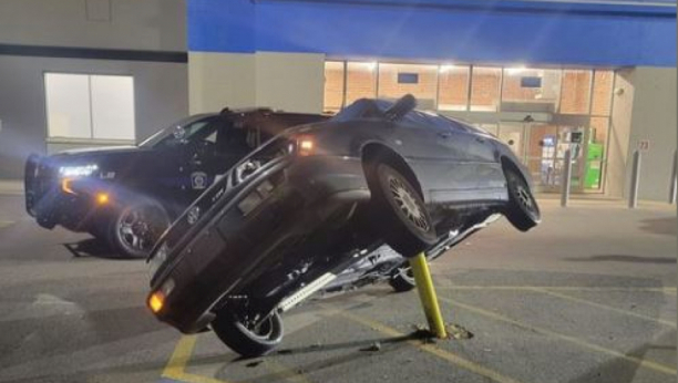 KAKO MU JE OVO USPELO!? Parkirao "Pasata" pravo na stub! (FOTO)