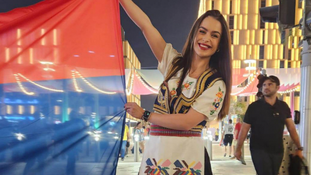 NA NJIHOVU SAMBU, MI ĆEMO KOLO Srpkinje u tradicionalnoj nošnji pred meč Srbije i Brazila (VIDEO)