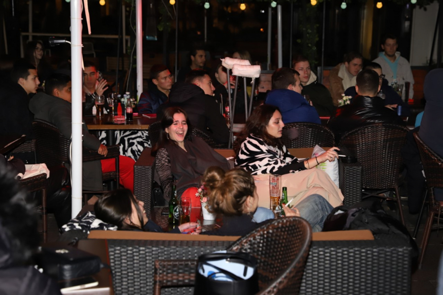 CELA SRBIJA JE NA NOGAMA Veliki broj Srba se okupio u kafićima, pružaju podršku 