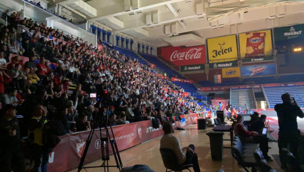 NIKO NE IDE KUĆI Navijači Zvezde prate meč Srbija - Brazil u hali "Pionir" (VIDEO)