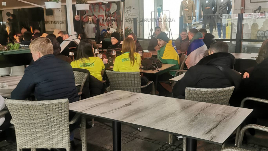 NEVEROVATNA SCENA U KNEZ MIHAILOVOJ Navijači Brazila u centru Beograda bodre "karioke" protiv Srbije (FOTO)