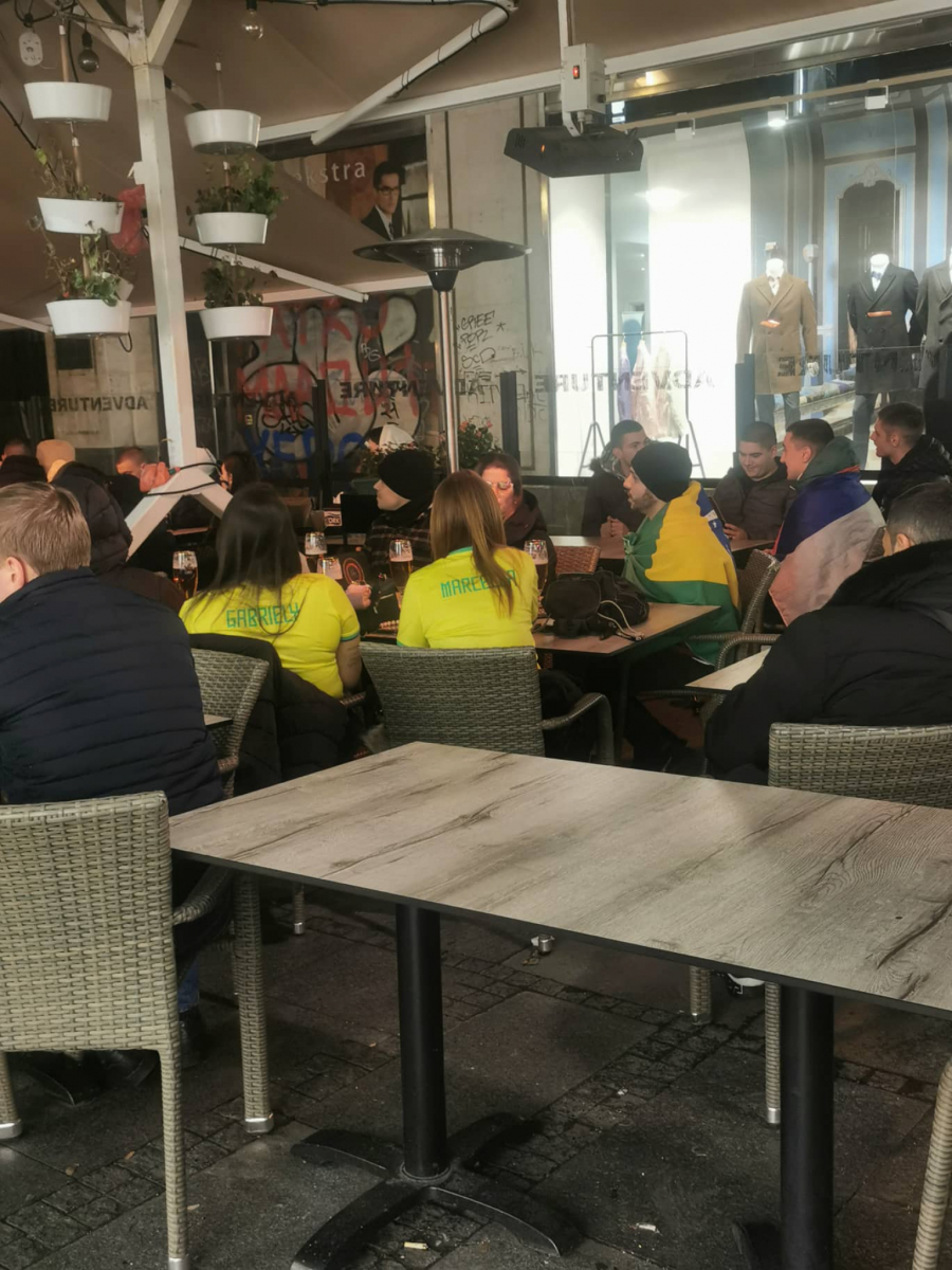 NEVEROVATNA SCENA U KNEZ MIHAILOVOJ Navijači Brazila u centru Beograda bodre 
