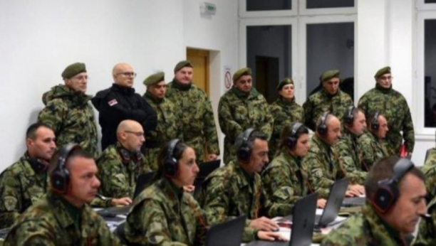 VUČEVIĆ I VOJNICI BODRE ORLOVE Ministar obišao Centar za obuku jedinica za multinacionalne operacije u bazi "Jug" (FOTO/VIDEO)