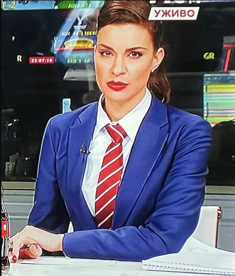 U MUŠKOM ODELU SA KRAVATOM Dragana Kosjerina bodrila Srbiju u nesvakidašnjem izdanju, pljušte komentari (FOTO)