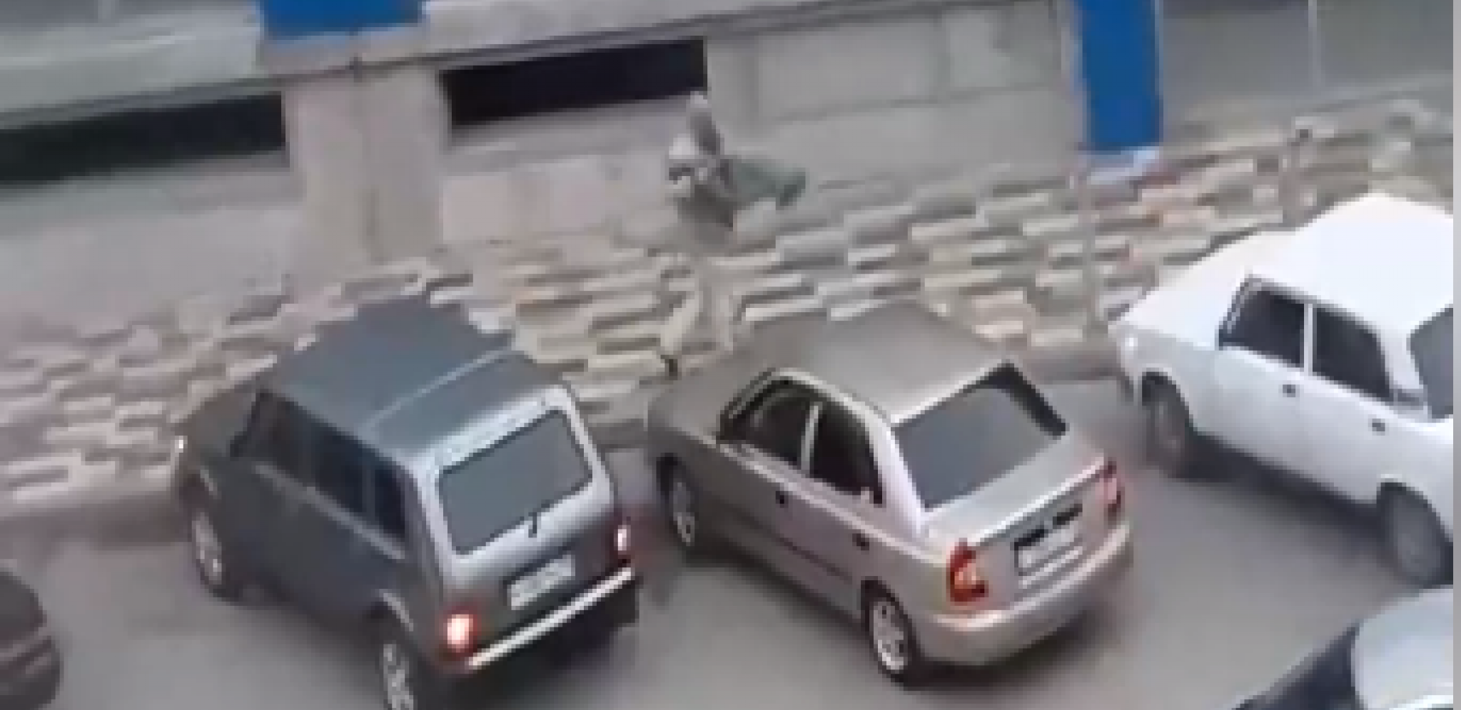 HOROR SNIMAK IZ RUSIJE! Muškarac zverski ubija ljude nasred ulice (UZNEMIRUJUĆI VIDEO)