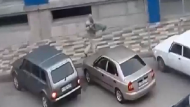 HOROR SNIMAK IZ RUSIJE! Muškarac zverski ubija ljude nasred ulice (UZNEMIRUJUĆI VIDEO)