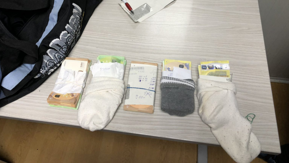ŠVERCOVALI NOVAC U ČARAPAMA Carinici zaplenili 60.000 evra
