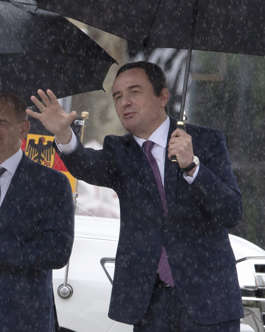 BESNI ALBANCI GAĐALI KURTIJA SRPSKIM TREŠNJAMA Premijer lažne države napadnut jer je pristao na sporazum o registarskim oznakama