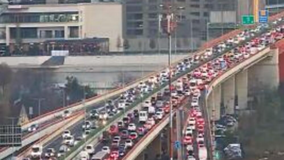 LANČANI SUDAR NA AUTO-PUTU U BEOGRADU Stvaraju se kilometarske kolone