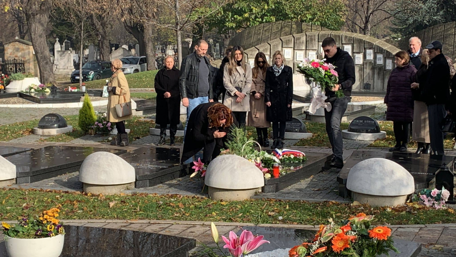 GODIŠNJICA SMRTI Najmiliji se okupili na Novom Groblju kako bi odali počast Milutinu Mrkonjiću, među prvima je stigla uplakana Bekuta (FOTO+VIDEO)