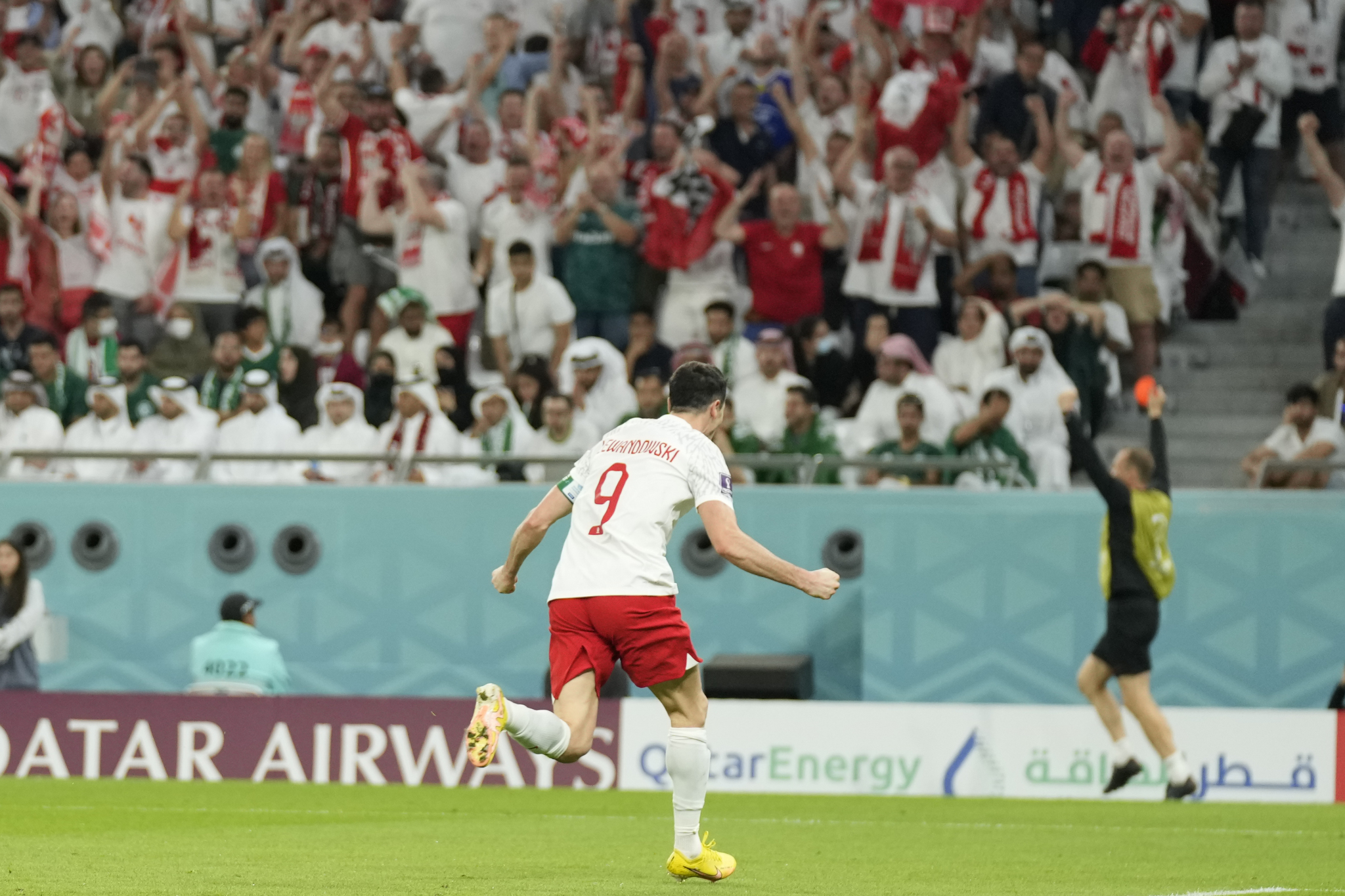 NIŠTA OD NOVE SENZACIJE Levandovski vodi Poljake ka osmini finala, Saudijsku Arabiju skupo koštao promašen penal (VIDEO)