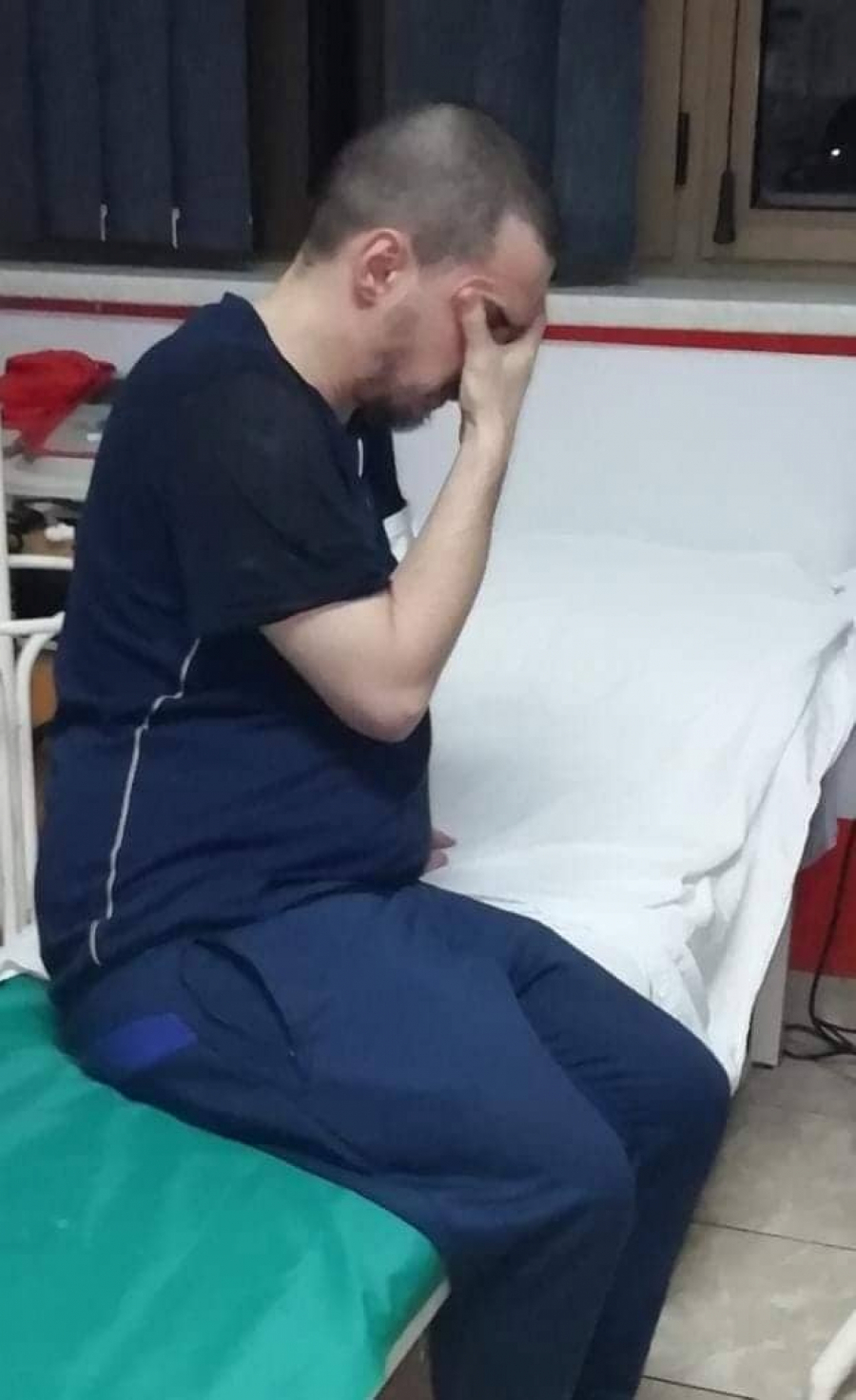 ROĐENDAN DOČEKAO NA ELEKTROŠOKOVIMA Bojan Tomović u užasnom stanju, pevač prolazi kroz agoniju (FOTO)