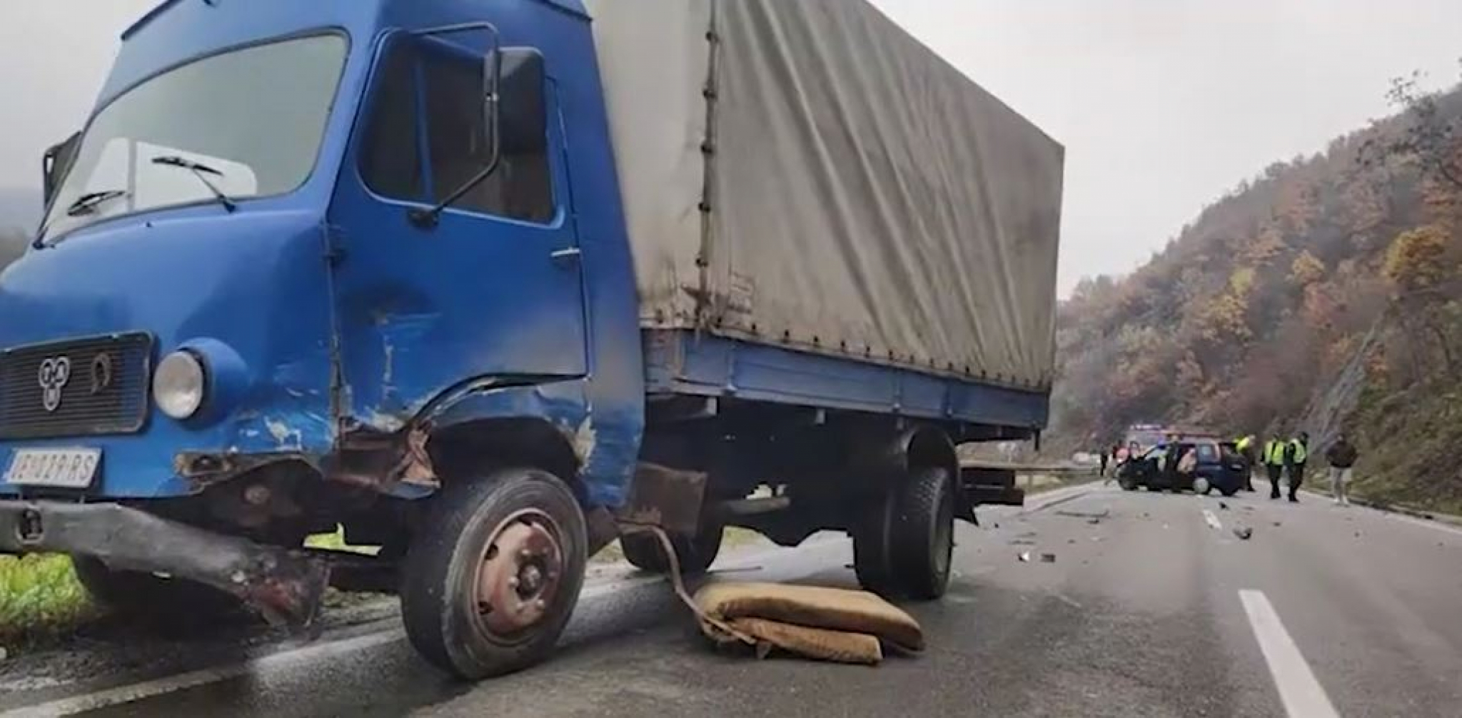 TEŠKA SAOBRAĆAJNA NESREĆA U OVČARSKO - KABLARSKOJ KLISURI Više njih povređeno u sudaru kamiona i automobila! (FOTO)