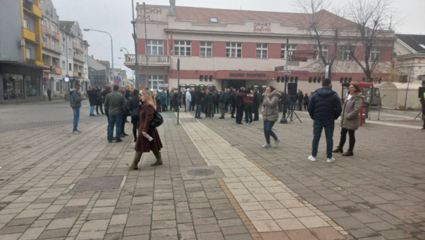ŠAKA JADA, ZELENOVIĆ SE JEDE OD MUKE Totalni fijasko šabačke opozicije na protestu u Šapcu (FOTO)
