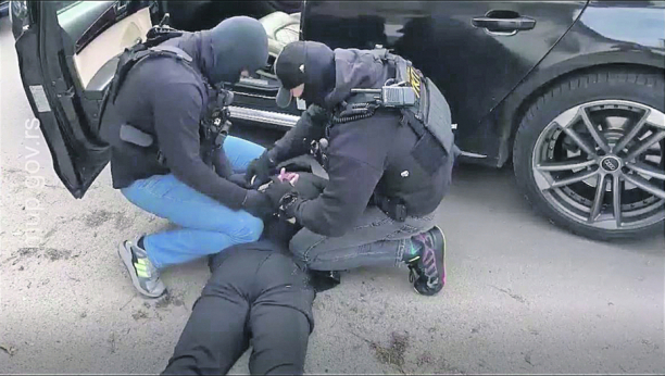 NIJE SE DUGO RADOVAO Uhapšen lopov u Šapcu: Iz BMW-a ukrao punu kovertu novca!