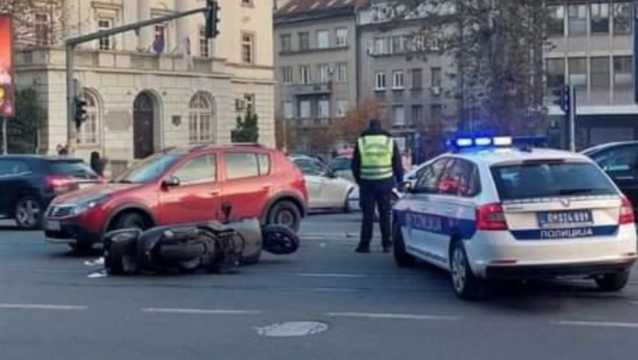 HOROR KOD VUKOVOG SPOMENIKA Automobil pokosio muškarca na skuteru, lekari se bore za njegov život! (FOTO)