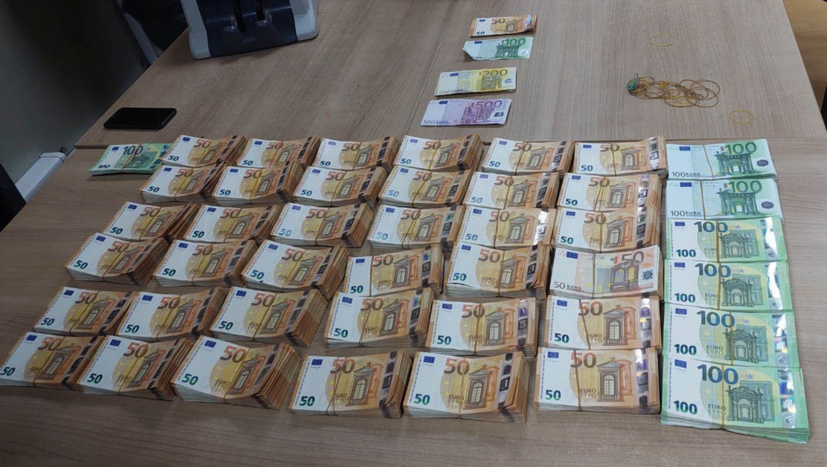 VELIKA AKCIJA SRPSKE POLICIJE Na granici uhapšeni Ukrajinac i Mađar zbog šverca skoro 270.000 evra! (FOTO)