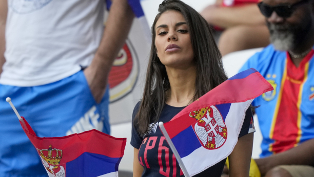 SVI GLEDAJU SAMO U NJU Srpkinja napravila haos na tribinama pred meč Srbije i Kameruna, niko nije mogao da skrene pogled (FOTO)