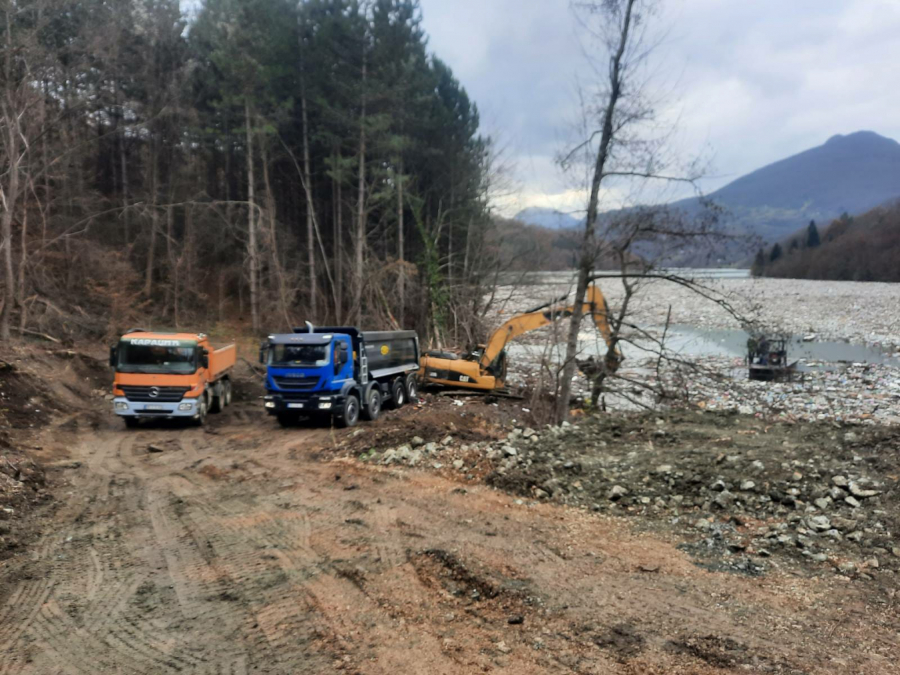 POČELA VELIKA AKCIJA ČIŠĆENJA POTPEĆKOG JEZERA NA LIMU! Remorker pribija smeće uz obalu, bageri ga tovare u kamione (FOTO/VIDEO)