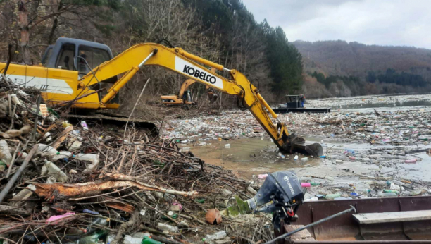POČELA VELIKA AKCIJA ČIŠĆENJA POTPEĆKOG JEZERA NA LIMU! Remorker pribija smeće uz obalu, bageri ga tovare u kamione (FOTO/VIDEO)