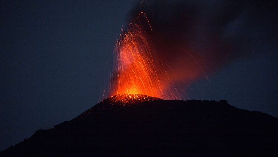 ERUPCIJA U SAD! Proradio najveći aktivni vulkan na svetu!