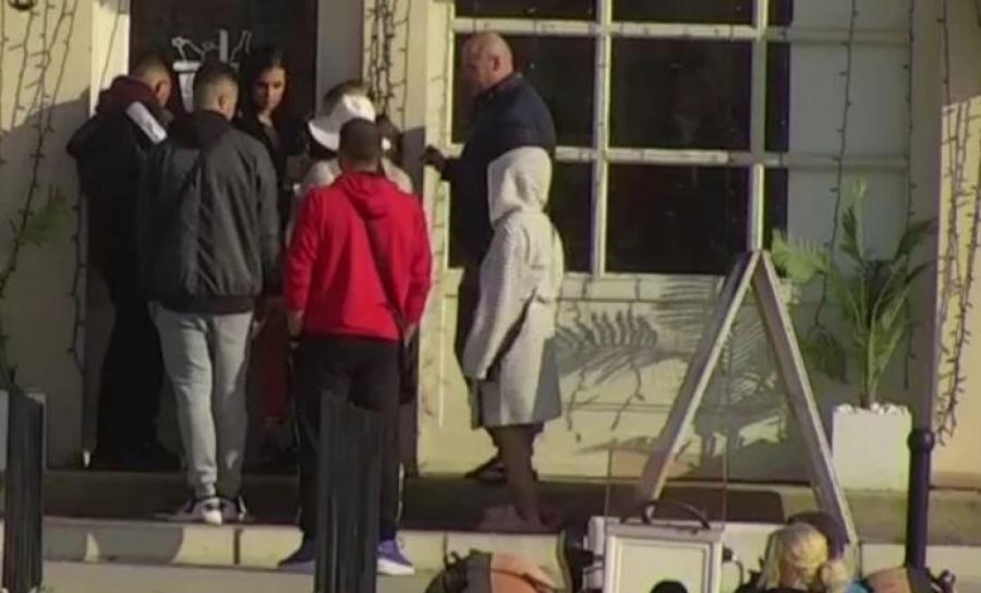 SKOČILA NA ZADRUGARE Palčica urlala iz petnih žila, jedva se odbranili od njenog napada