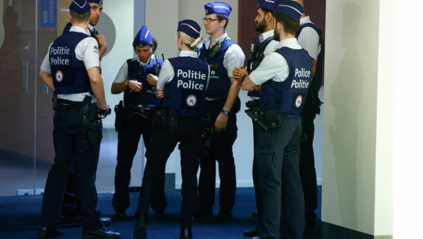 POLICIJA UŠLA U ŠKOLU! Nastavnik iz Belgije prodavao učenicama pitanja sa testa za gole fotografije!