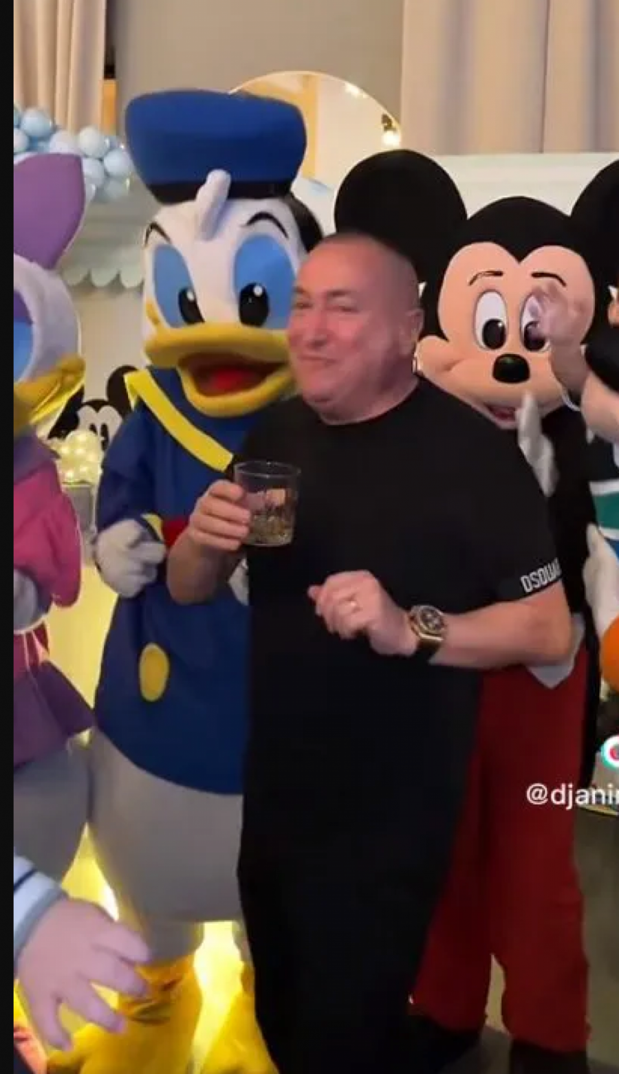 DIZNI ĐANI! Hit snimak Radiše Trajkovića, pevač igra sa maskotama Miki Mausa, smeh do suza (VIDEO)