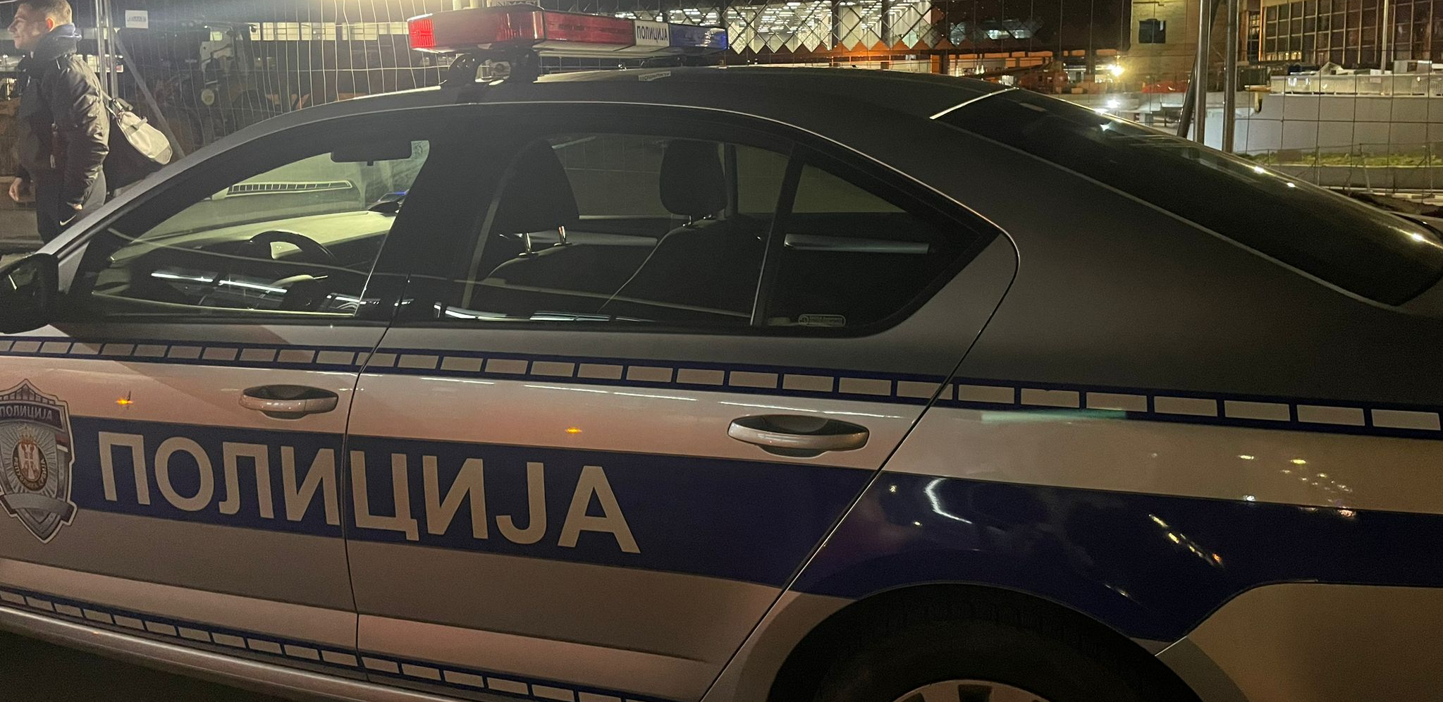 KAMIKAZA IZ MLADENOVCA Pijan se "golfom" zakucao u policijsko vozilo, povredio dvojicu policajaca!
