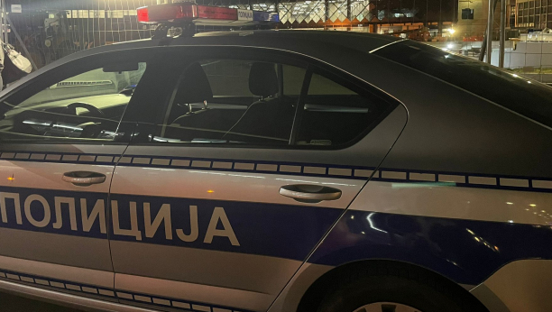 KAMIKAZA IZ MLADENOVCA Pijan se "golfom" zakucao u policijsko vozilo, povredio dvojicu policajaca!