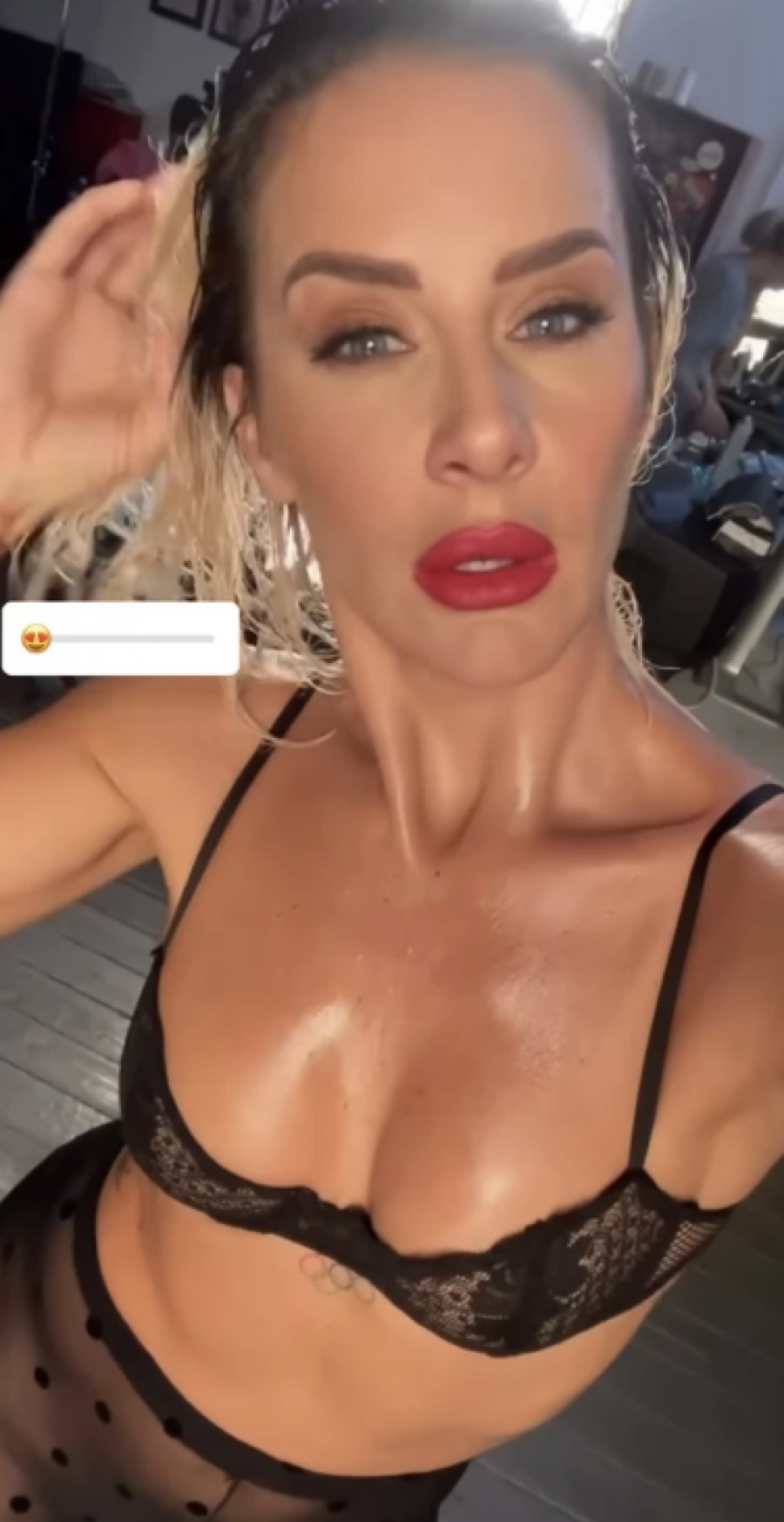 MRZITE ME, JA SIJAM! Šok izdanje Milice Dabović, pozirala bez gaćica (FOTO)