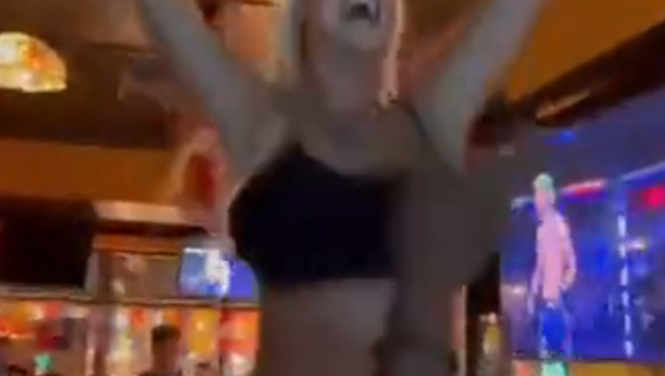 AU, KAKVA LUDNICA! Zbog Mesija i drugova Argentinka se skinula: Pred punim klubom pokazala bujne grudi (VIDEO 18+)