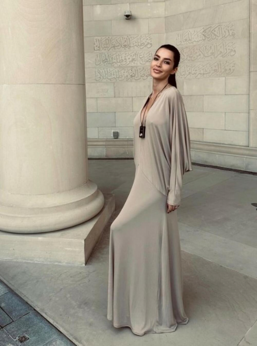 SUPRUGA PREDRAGA RAJKOVIĆA ŠOKIRALA STAJLINGOM: Pozirala u Dohi BEZ BRUSA, ocrtava joj se sve, bez imalo blama! (FOTO)