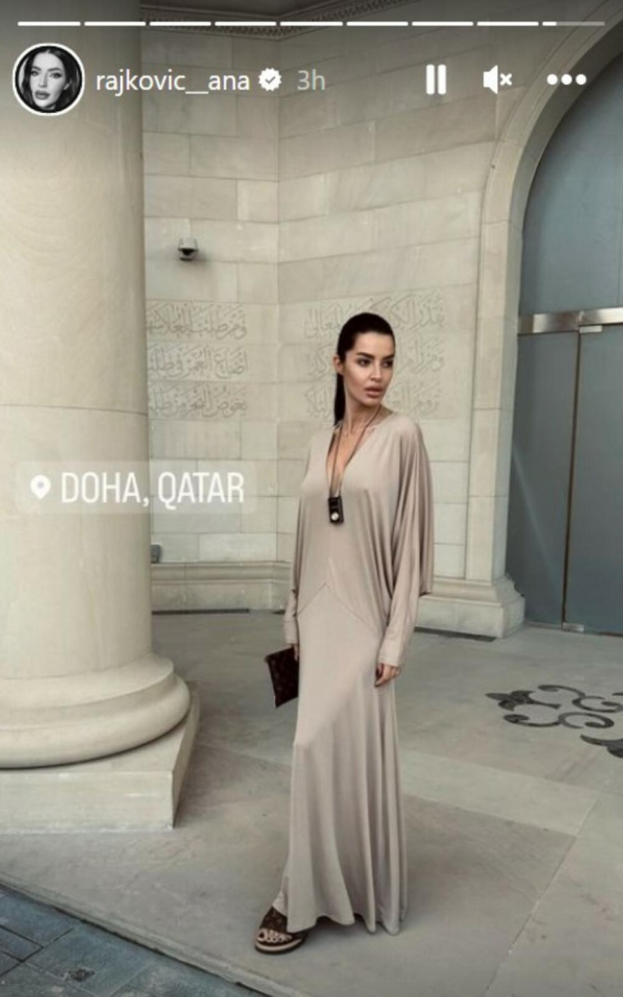 SUPRUGA PREDRAGA RAJKOVIĆA ŠOKIRALA STAJLINGOM: Pozirala u Dohi BEZ BRUSA, ocrtava joj se sve, bez imalo blama! (FOTO)