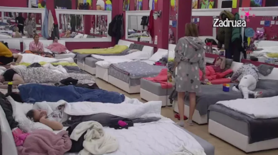 POVELE RAZGOVOR O ŠIFRAMA Aleks se poverila Matoroj, pa joj rekla da ima još mnogo toga da joj kaže